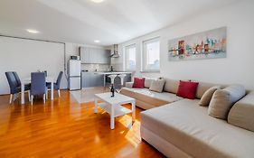 Cherry City Stay Apartment With Parking - Happy Rentals